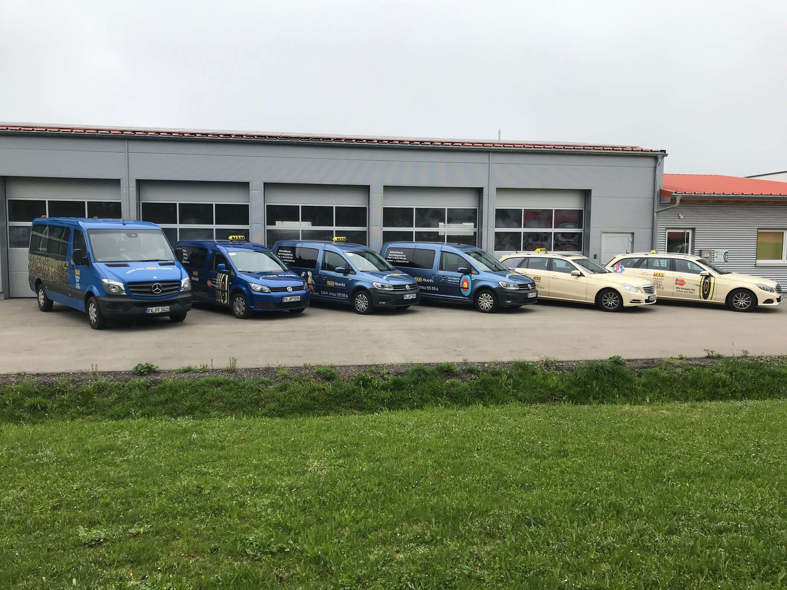 Fahrzeugflotte von Taxi Prahn vor dem Betrieb in Isny im Allgäu