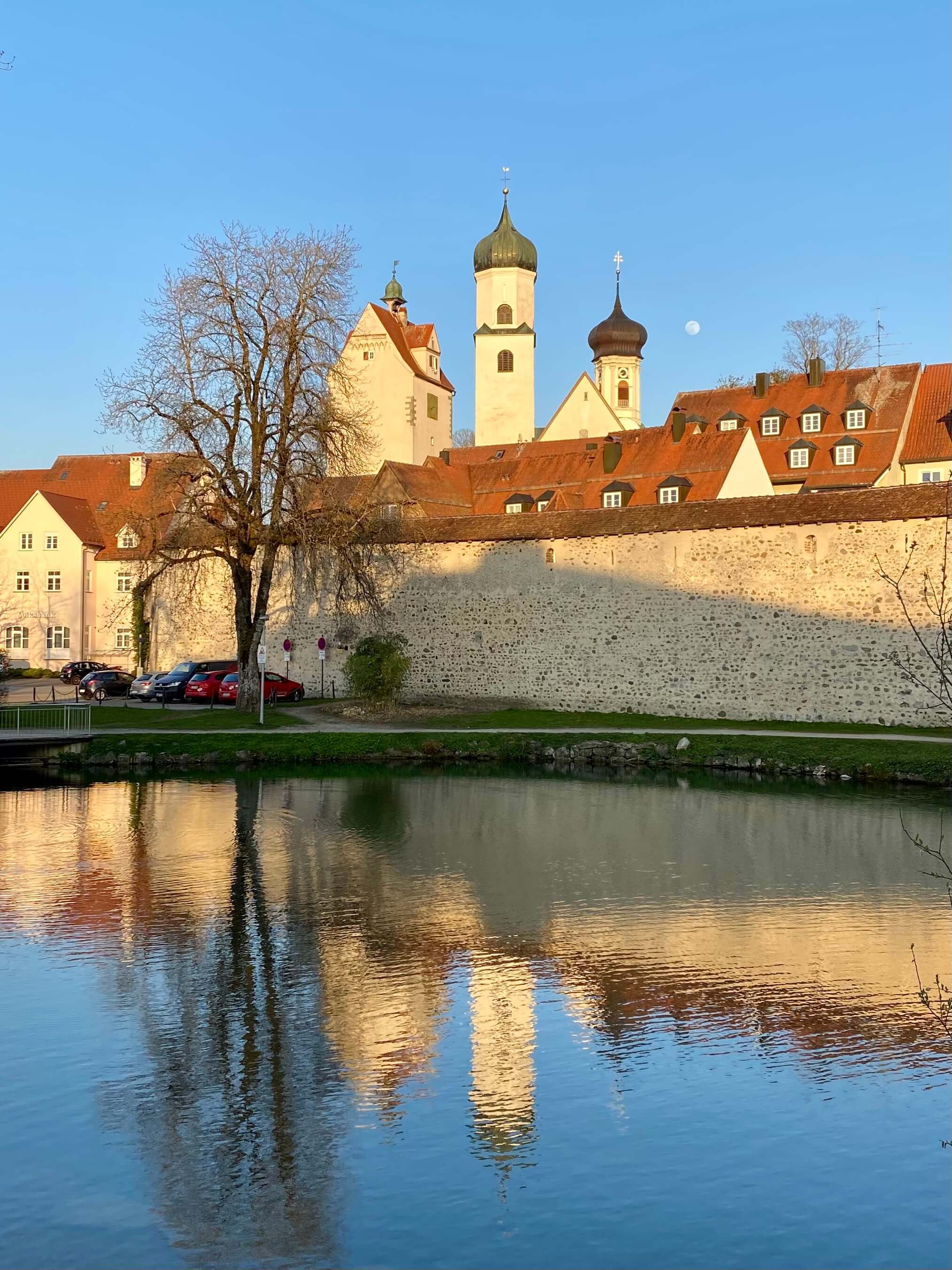 Isny im Allgäu — Stadtmauer und Kirchtürme am Weiher