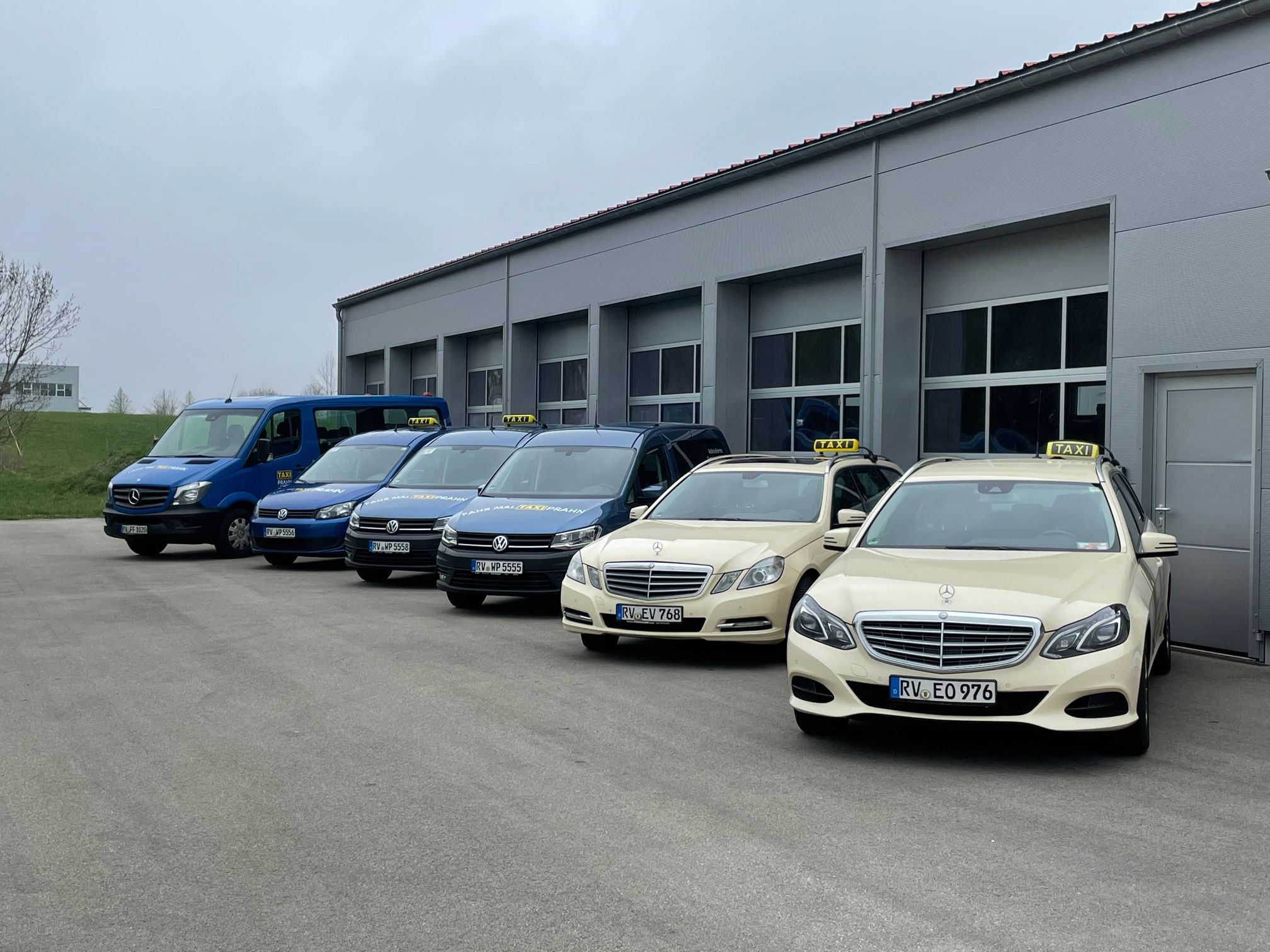 Taxis von Taxi Prahn vor dem Betrieb in Isny