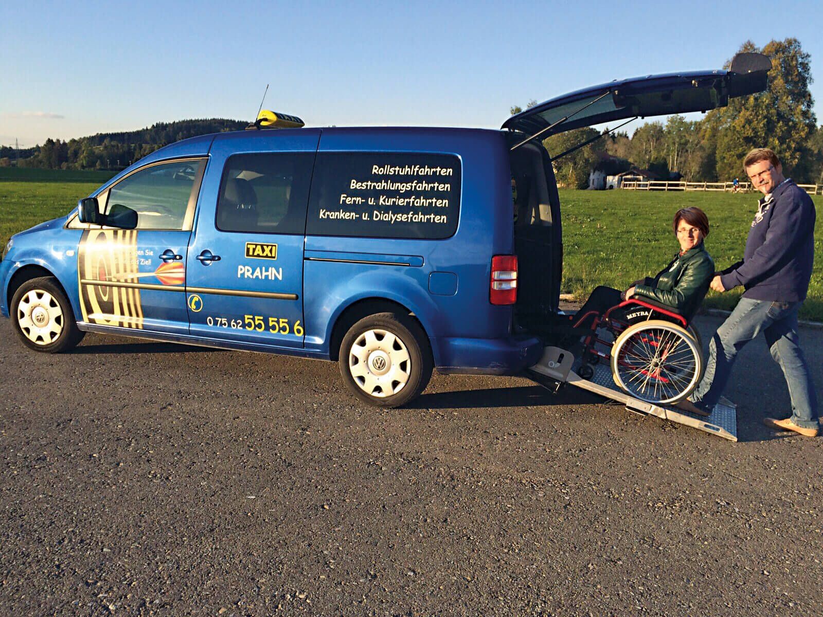 Barrierefreier Rollstuhl-Transport mit dem behindertengerechten Fahrzeug von Taxi Prahn
